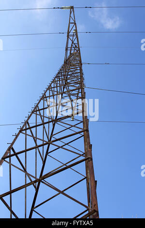 Tensione alta tralicci elettrici contro il cielo blu Foto Stock