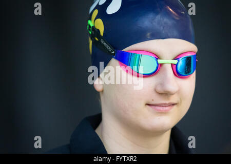 GLASGOW, Regno Unito: aprile, 27, 2016 British nuotatore Abby Kane prima dell'inizio delle donne del MC 200m IM finale. Foto Stock