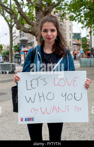 Montreuil, Francia., AIDES ONG francese, Campaign Against Discrimination Homophobia, IDAHOT, "la giornata internazionale contro l'omofobia" attivismo LGBT, teen activism [teenager] teen Girl con i segni di protesta "Let's Love Who You Want" giovane ragazza francese adolescente Foto Stock