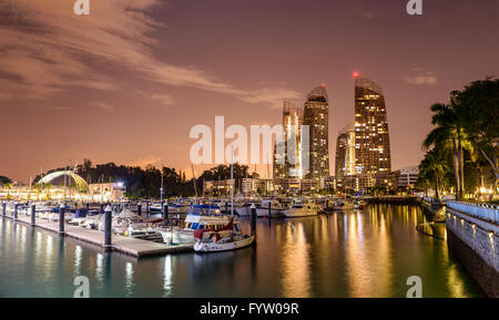 Keppel Bay marina e le riflessioni complesso residenziale in notturna a Singapore Foto Stock