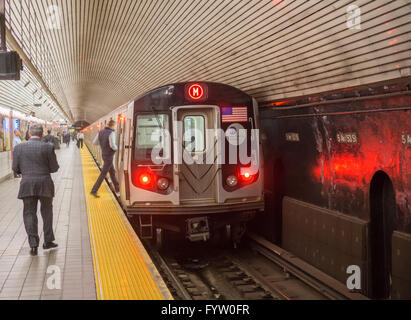 Un treno costituito da R132 vagoni della metropolitana sulla linea M arriva in corrispondenza della quinta stazione Avenue a New York il giovedì, 22 aprile 2016. (© Richard B. Levine) Foto Stock