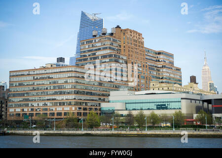 Il massiccio edificio Starrett-Lehigh nel quartiere alla moda di West Chelsea Gallery distretto e altrettanto imponenti 10 cantieri di Hudson che sorge dietro a New York il giovedì, 21 aprile 2016. L'Art Deco Starrett-Lehigh edificio, costruito nel 1930 dispone di ascensori di dimensioni sufficienti per ospitare i camion per le consegne ed è sede di Martha Stewart Omnimedia, tra gli altri suoi inquilini. 10 cantieri di Hudson è parte dell'Hudson Yards sviluppo e quando avrà finito contiene gli inquilini che comprendono PULLMAN E L'Oreal. (© Richard B. Levine) Foto Stock