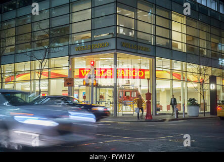 Un ramo di Wells Fargo Bank di New York il giovedì, 21 aprile 2016. (© richard b. levine) Foto Stock
