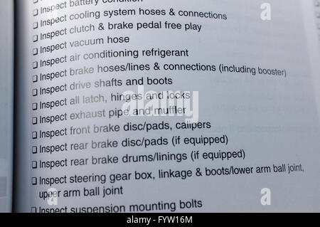 Una guida di ispezione in un Hyundai Accent Manuale del proprietario. Foto Stock