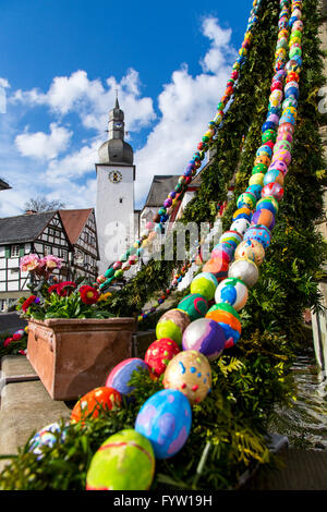 La tradizione di pasqua, decorazione di Massimiliano fontana e la città vecchia di Arnsberg, Germania, con dipinti a mano le uova di pasqua Foto Stock