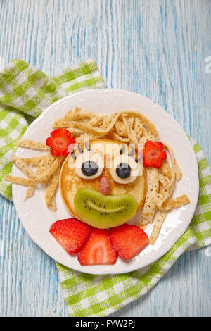 Divertente faccia pancake con frutta e bacche Foto Stock