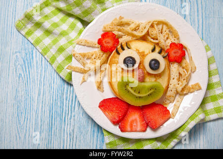 Divertente faccia pancake con frutta e bacche Foto Stock