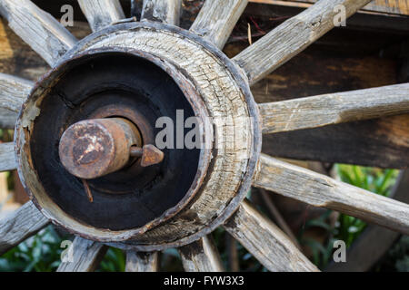 Vecchia ruota in legno , legno dettaglio della ruota . Foto Stock