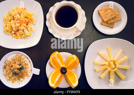 La prima colazione con succhi di frutta e le frittelle Foto Stock