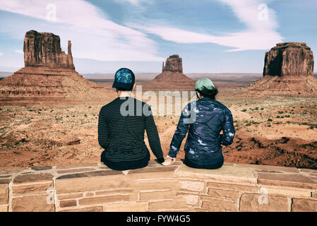 Coppia di viaggiatori di scattare una foto con il famoso punto panoramico. La Monument Valley, Arizona-Utah Stato linea, STATI UNITI D'AMERICA Foto Stock