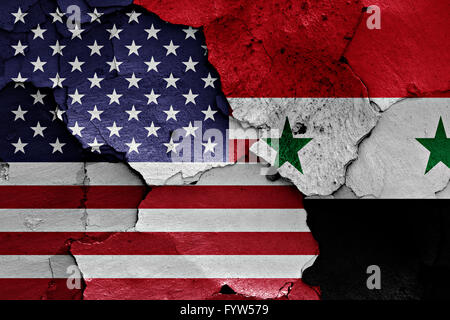 Bandiere di Stati Uniti e Siria dipinta sulla parete incrinato Foto Stock