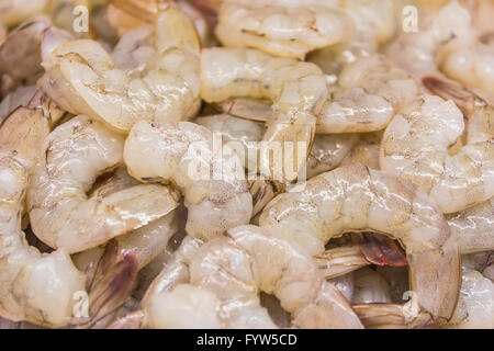 Varietà fritto piatti di pesce in un involucro di vetro con vapore per la vendita nel mercato. Immagine con la nebbia sul ripiano in vetro Foto Stock