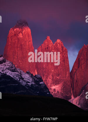 Il 'cuernos' di Torres del Paine nella prima luce del mattino Foto Stock