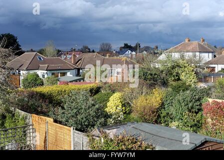 Vista in elevazione del case e giardini indietro a Shepperton Surrey UK Foto Stock