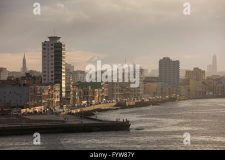 Una vista di Malecon dalla Fortaleza de San Carlos de la Cabana a l'Avana. Foto Stock