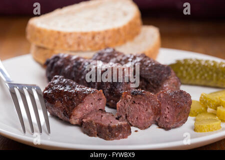 Cibo tradizionale " ICI " carne piccante sfere sulla piastra bianca con cetrioli sottaceto Foto Stock