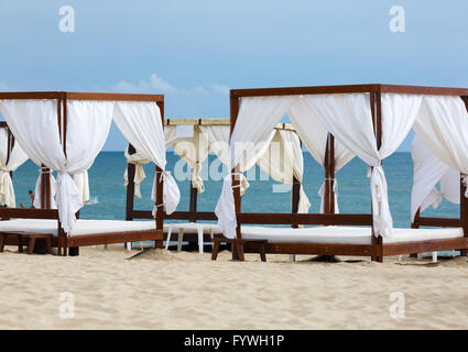 Le tettoie sulla spiaggia Foto Stock