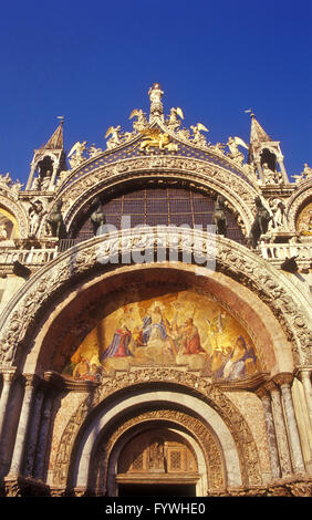Brillante ultima sentenza lunet mosaico, portale centrale, sulla facciata della Basilica di San Marco, Venezia, Italia. Foto Stock
