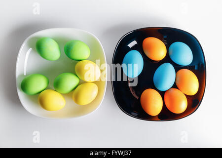 Piastre con le uova di Pasqua Foto Stock