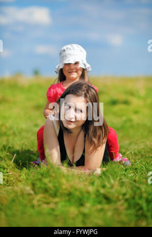 Mamma e figlia su un prato Foto Stock