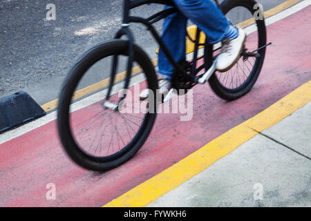 Ciclista percorso in bicicletta Foto Stock