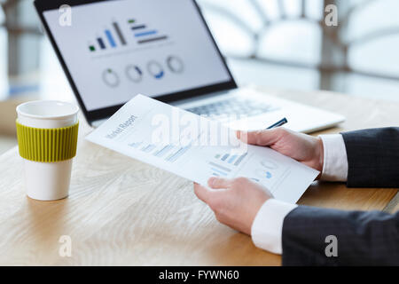 Imprenditore controllare i report finanziari Foto Stock