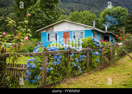 Una fattoria rurale casa nella valle nascosta vicino a Puerto Aysen, Cile, America del Sud. Foto Stock