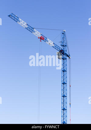 Paesaggio industriale con sagome di gru sul fondo cielo Foto Stock