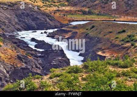 Il flusso di acqua è acqua infuria Foto Stock