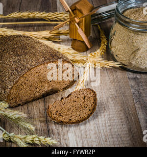 Nero il pane fatto in casa e coni di segale Foto Stock