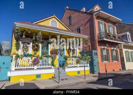 Vecchie case coloniali sulle strade del Quartiere Francese decorato per il Mardi Gras in New Orleans, Louisiana Foto Stock