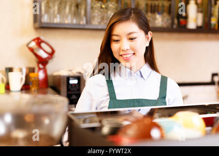 Ritratto cameriera e cameriere in cafe Foto Stock