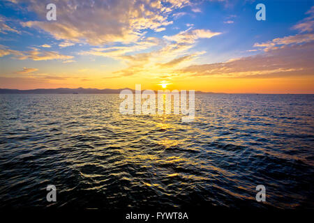 Epic colorato tramonto sul mare Foto Stock