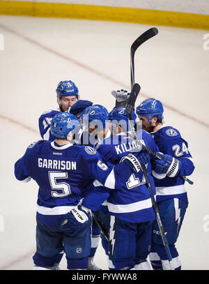 Tampa, Florida, Stati Uniti d'America. 27 apr, 2016. LOREN ELLIOTT | Orari.Tampa Bay Lightning giocatori festeggiare dopo segnando un terzo obiettivo di rendere il gioco 4-3 durante la prima partita contro il New York isolani in due round di spareggi della tazza di Stanley a Amalie Arena a Tampa, Florida, Mercoledì, 27 aprile 2016. Credito: Loren Elliott/Tampa Bay volte/ZUMA filo/Alamy Live News Foto Stock