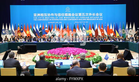 Pechino, Cina. 28 apr, 2016. I delegati assistere alla cerimonia di apertura della quinta riunione dei ministri degli Affari Esteri della Conferenza sull'interazione e le misure miranti a rafforzare la fiducia in Asia (CICA) a Pechino, capitale della Cina, 28 aprile 2016. Credito: Ding Hai-tao/Xinhua/Alamy Live News Foto Stock