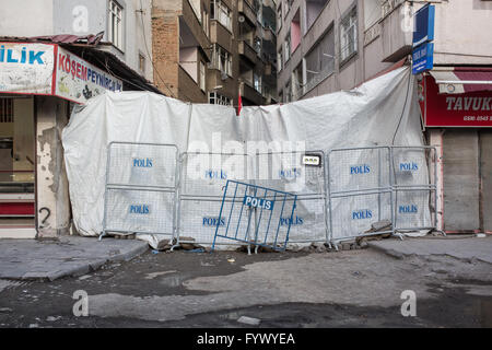 Una delle barricate costruite dalle forze di sicurezza per bloccare l'entrata di pesantemente danneggiato parte o Sur quartiere dove gli scontri tra YPS e delle forze di sicurezza a sinistra il più grande danno a Diyarbakir, Turchia il 20/4/16. Il round-the-clock coprifuoco a Sur distretto di Diyarbakir, la Turchia si è conclusa dopo 103 giorni. Il quartiere degli abitanti di lotta per tornare a una vita normale, mentre per 5 quartieri che erano totalmente rovinata durante gli scontri tra l esercito e il curdo gruppo armato YPS, ingresso è forbidded per i civili. Foto Stock