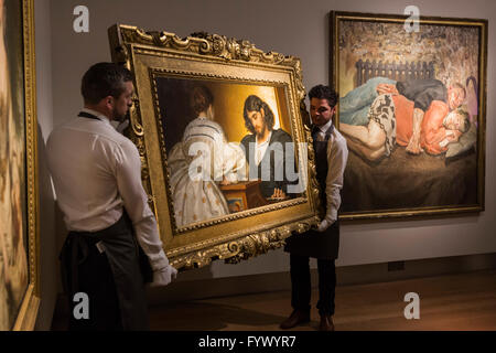 Londra, Regno Unito. Il 28 aprile 2016. L-R: Ritratto di Lucy lungo, Onorevole George Hardinge da Sir Johsua Reynolds, Golden ore da Lord Frederic Leighton e Ib e suo marito di Lucian Freud. Casa d'aste Christie's svela tre importanti dipinti di Lucian Freud, Frederic, Signore Leighton e Sir Joshua Reynolds per condurre un annuncio che il suo 250° Anniversario verrà lanciato con la definizione di arte Inglese, una curata vendita spanning 4 secoli di arte inglese a Londra nel giugno e luglio 2016. Credito: Bettina Strenske/Alamy Live News Foto Stock