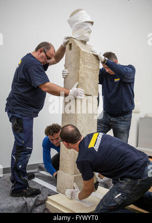 Frankfurt am Main, Germania. 28 Aprile, 2016. Lavoratori spostare con cautela il busto di Pericle nel suo punto indicato dopo il suo arrivo da Città del Vaticano in Liebieghaus Collezione di sculture in Frankfurt am Main, Germania, 28 aprile 2016. L'antica opera d'arte sarà parte della mostra "Atene. Trionfo di immagini, ' che può essere visto dal 04 maggio fino al 04 settembre 2016. Credito: dpa picture alliance/Alamy Live News Foto Stock