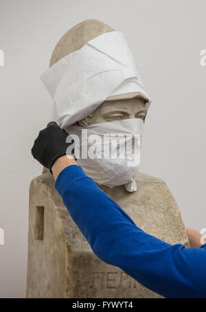 Frankfurt am Main, Germania. 28 Aprile, 2016. Un lavoratore non imballato il busto di Pericle dopo il suo arrivo da Città del Vaticano in Liebieghaus Collezione di sculture in Frankfurt am Main, Germania, 28 aprile 2016. L'antica opera d'arte sarà parte della mostra "Atene. Trionfo di immagini, ' che può essere visto dal 04 maggio fino al 04 settembre 2016. Credito: dpa picture alliance/Alamy Live News Foto Stock