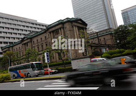 Tokyo, Giappone. 28 apr, 2016. Una vista generale della Banca del Giappone sede nel centro cittadino di Tokyo il giovedì, 28 aprile 2016. La Banca del Giappone mantiene la sua politica invariata aumentando lo yen, nonostante l'inflazione e la spesa delle famiglie debolezza. © AFLO/Alamy Live News Foto Stock