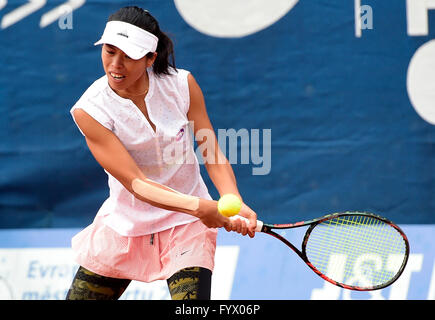 Praga, Repubblica Ceca. 28 apr, 2016. Taiwan giocatore di tennis Hsieh Su-Wei in azione durante il match di tennis aperto di Praga a Praga, Repubblica ceca, 28 aprile 2016. Credito: Roman Vondrous/CTK foto/Alamy Live News Foto Stock