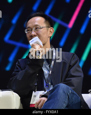 Pechino, Cina. 28 apr, 2016. Lin Bin, co-fondatore e presidente di Xiaomi, parla durante l'ottava Global Mobile Internet Conferenza (GMIC) a Pechino, capitale della Cina, 28 aprile 2016. Credito: Li Wen/Xinhua/Alamy Live News Foto Stock