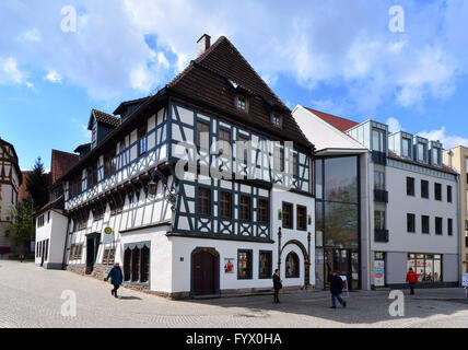 Eisenach, Germania. 28 apr, 2016. Il rinnovato Luterhaus dove la mostra "La Bibbia in immagini - Disegni da Julius Schnorr von Carolsfeld' (1794-1872) può essere visto a Eisenach, Germania, 28 aprile 2016. Il Luterhaus Eisenach è presentare la creazione di questa esclusiva serie di immagini per la prima volta con i capolavori di disegni da aziende di Dresda Kupferstich-Kabinet. L'opera d'arte, che sono raramente visto in pubblico, sarà shon dal 30 aprile fino al 31 luglio 2016. Foto: MARTIN SCHUTT/ZB/dpa/Alamy Live News Foto Stock