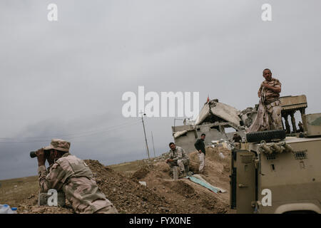 Mahana, Kurdistan. Xxvii Aprile, 2016. L esercito iracheno ha liberato il villaggio di Mahana nel Kurdistan iracheno - 27/04/2016 - Iraq / Kurdistan iracheno / Makhmour - l esercito iracheno ha liberato il villaggio di Mahana, vicino Makhmour, secondo un esercito ufficiale di mercoledì ha detto l esercito ha liberato il villaggio di Mahana da uno Stato islamico (SI), con l'aiuto della coalizione guidata dagli Usa aeroplani militari. Ci sono oltre 5 mila soldati iracheni di stanza in Makhmour, volti al lancio di procedure militari contro è. Credito: Alexandre Afonso/Alamy Live News Foto Stock