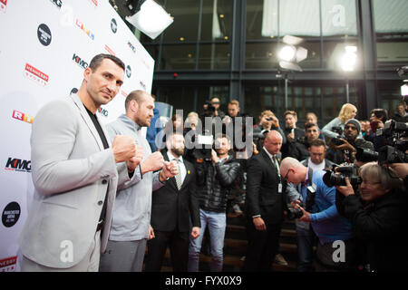 Colonia, Germania. 28 apr, 2016. Wladimir Klitschko (L) e Tyson Fury stare accanto a ogni altro in occasione di una conferenza stampa sulla WBO-IBO-WBA Super Campione del Campionato Mondiale Match in Heavyweight Boxing tra Tyson Fury della Gran Bretagna e Wladimir Klitschko dell'Ucraina a Colonia, Germania, 28 aprile 2016. Foto: ROLF VENNENBERND/dpa/Alamy Live News Foto Stock