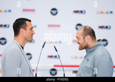 Colonia, Germania. 28 apr, 2016. Wladimir Klitschko (L) e Tyson Fury affacciati ad una conferenza stampa sulla WBO-IBO-WBA Super Campione del Campionato Mondiale Match in Heavyweight Boxing tra Tyson Fury della Gran Bretagna e Wladimir Klitschko dell'Ucraina a Colonia, Germania, 28 aprile 2016. Foto: ROLF VENNENBERND/dpa/Alamy Live News Foto Stock