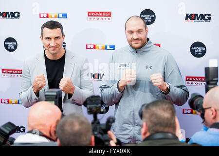 Colonia, Germania. 28 apr, 2016. Wladimir Klitschko (L) e Tyson Fury stare accanto a ogni altro in occasione di una conferenza stampa sulla WBO-IBO-WBA Super Campione del Campionato Mondiale Match in Heavyweight Boxing tra Tyson Fury della Gran Bretagna e Wladimir Klitschko dell'Ucraina a Colonia, Germania, 28 aprile 2016. Foto: ROLF VENNENBERND/dpa/Alamy Live News Foto Stock