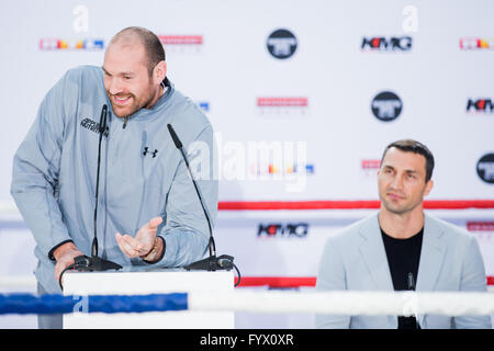 Colonia, Germania. 28 apr, 2016. Tyson Fury (L) parla accanto a Wladimir Klitschko in occasione di una conferenza stampa sulla WBO-IBO-WBA Super Campione del Campionato Mondiale Match in Heavyweight Boxing tra Tyson Fury della Gran Bretagna e Wladimir Klitschko dell'Ucraina a Colonia, Germania, 28 aprile 2016. Foto: ROLF VENNENBERND/dpa/Alamy Live News Foto Stock