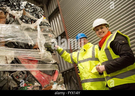 Dumfries, Scotland, Regno Unito. 28 Aprile, 2016. Ruth Davidson, leader del conservatore scozzese e il Partito Unionista,parlando a George Conchie, Operations Manager Armstrong la gestione dei rifiuti nel corso di una visita ad Armstrong la gestione dei rifiuti. Credito: Sud ovest Scozia Immagini/Alamy Live News Foto Stock