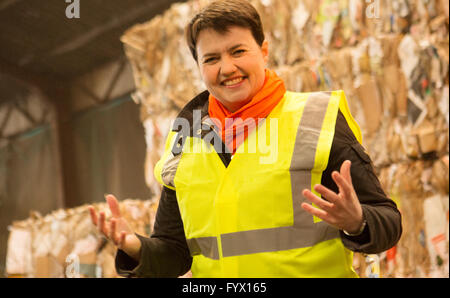 Dumfries, Scotland, Regno Unito. 28 Aprile, 2016. Ruth Davidson, leader del conservatore scozzese e il Partito unionista, durante una visita ad Armstrong la gestione dei rifiuti. Credito: Sud ovest Scozia Immagini/Alamy Live News Foto Stock